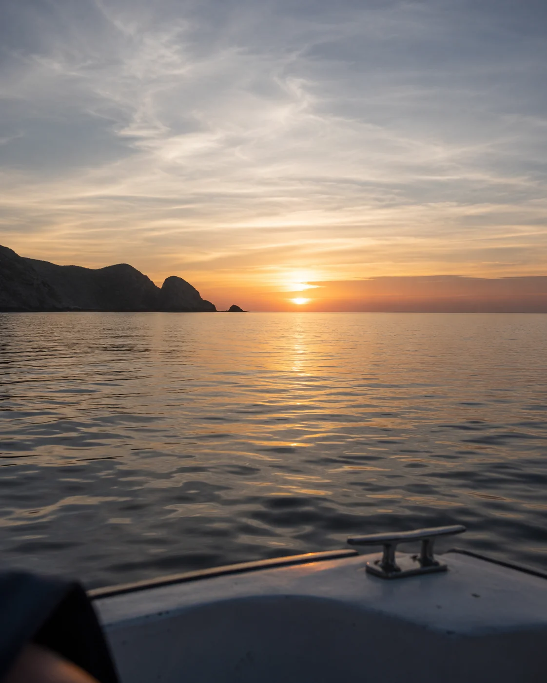 Vista del atardecer desde el agua, a bordo de una lancha pequeña